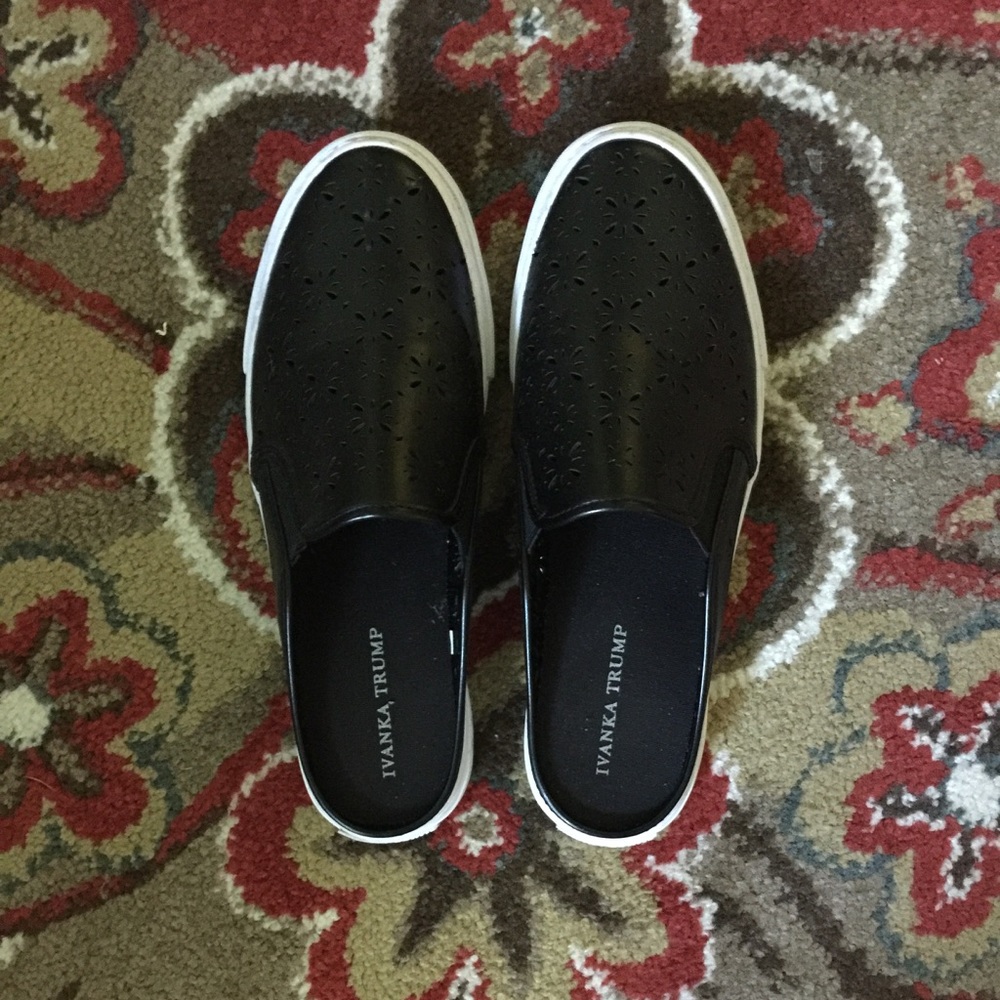 🍀💚Ivanka Trump slip on mules🍀💚